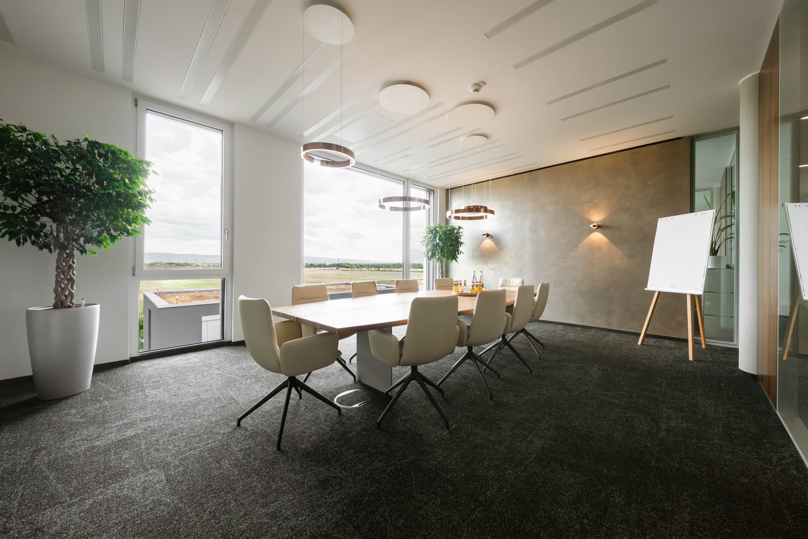 Besprechungsraum mit Fensterfront