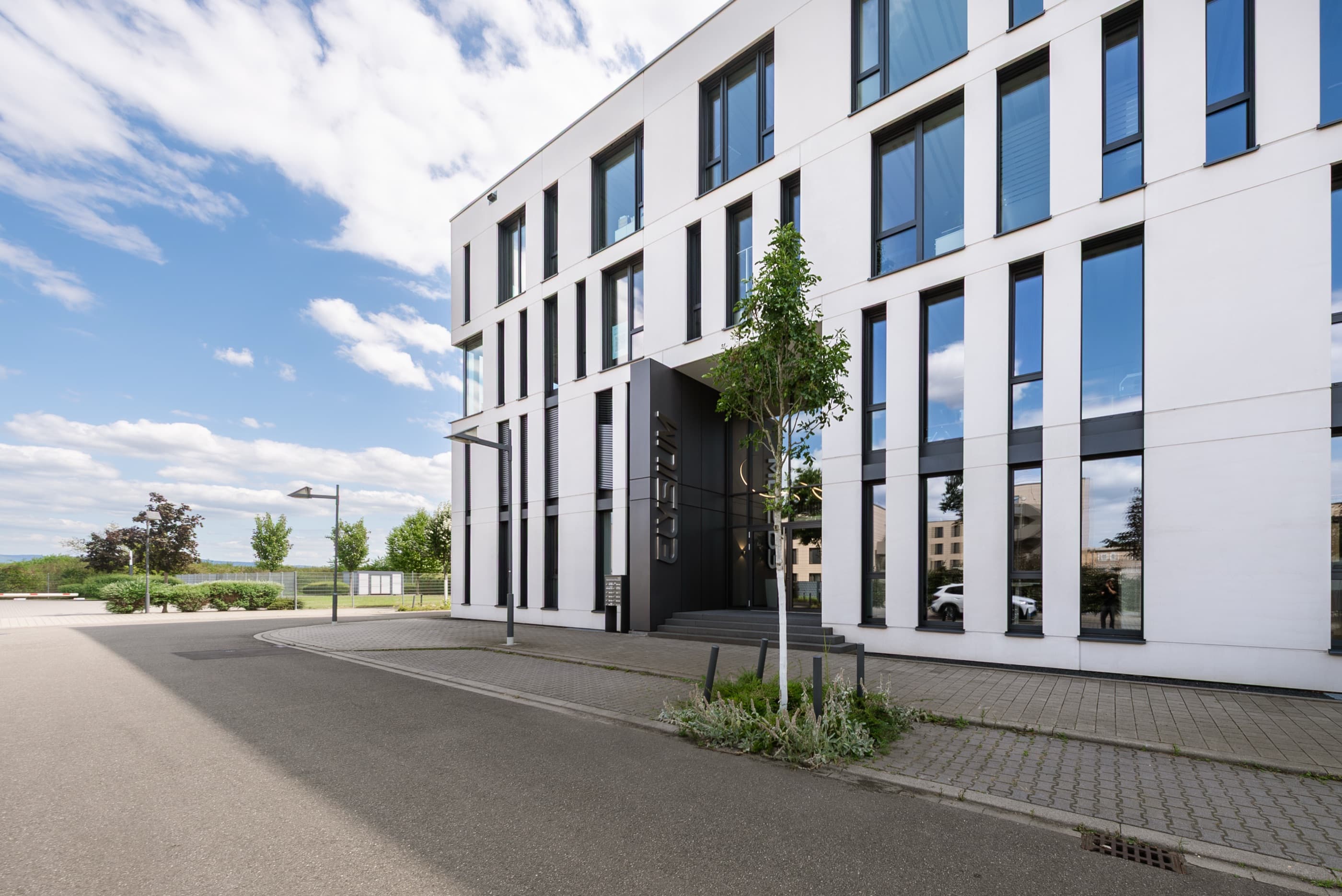 Fassade und Eingang des Elysium